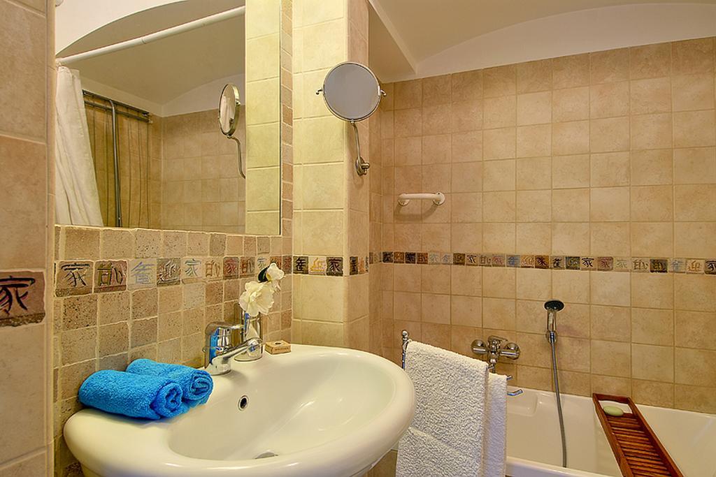 Pearl Suite Rome Room photo