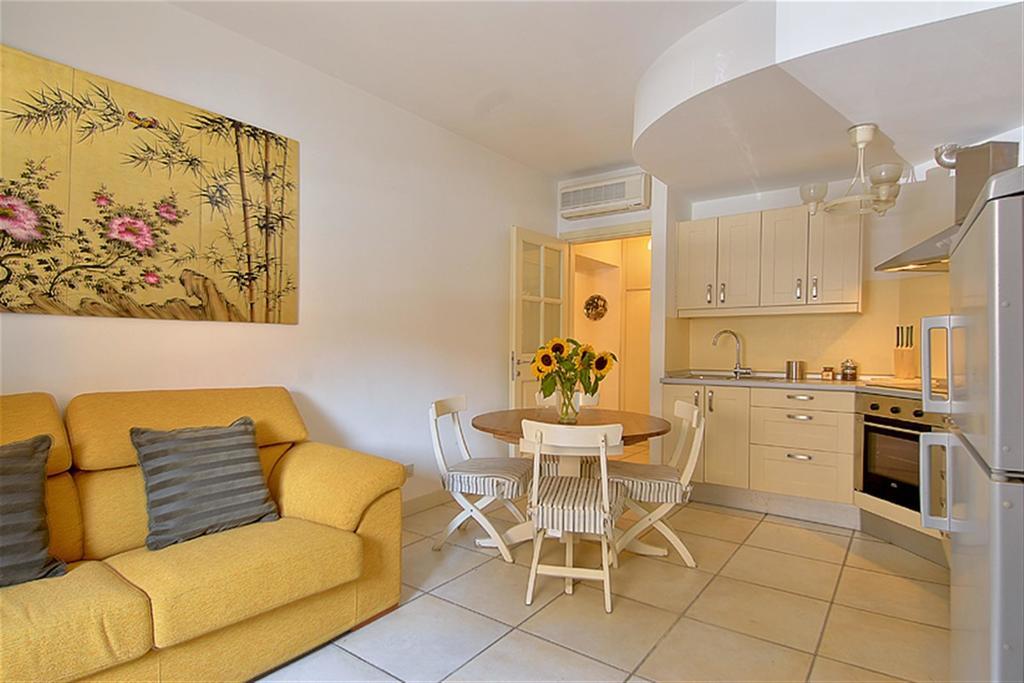 Pearl Suite Rome Room photo