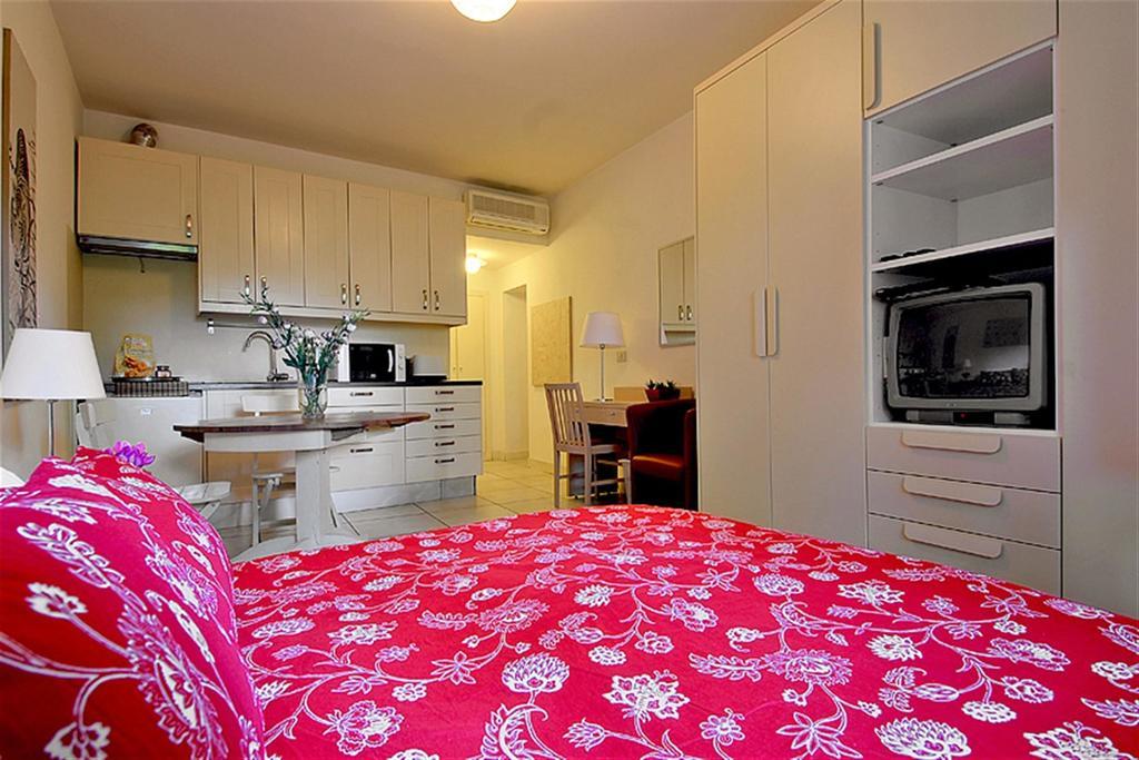 Pearl Suite Rome Room photo